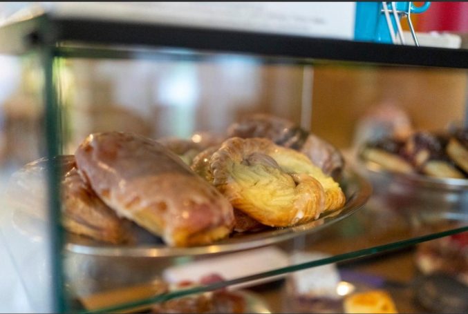 Leckere Apfeltaschen und Puddingteilchen in der Kuchentheke des Kunst-Cafés in Marienbaum.