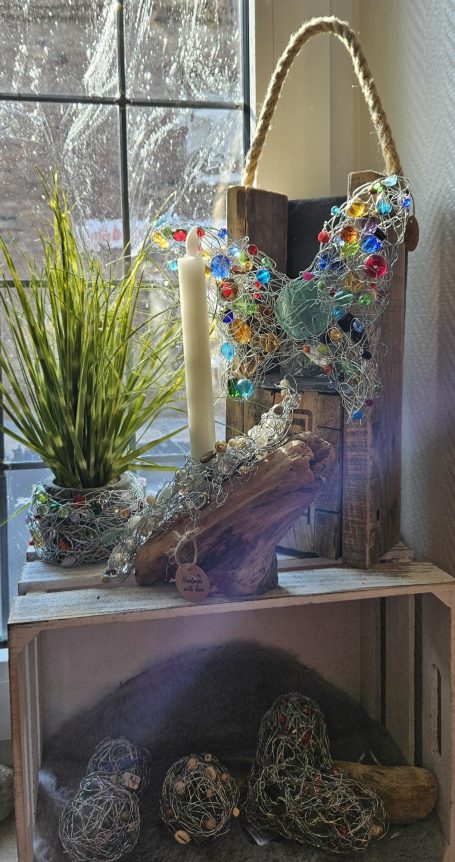 Diverse Skulpturen aus Draht und Perlen geformten mit Treibholz vom Rheinufer integriert. Schmetterling, Herz, Blumentopf.