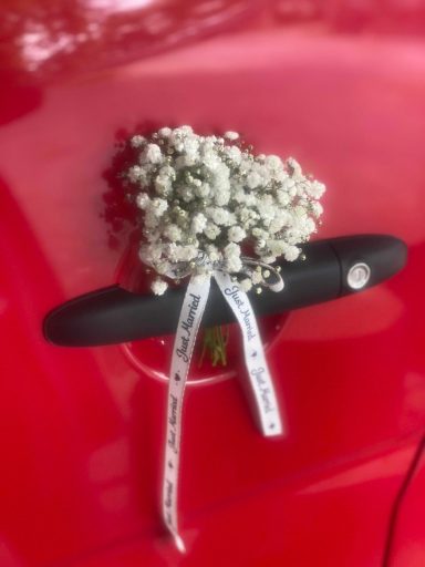 Herz aus Schleierkraut geformt zur Dekoration des Autos Türgriffs bei Hochzeiten.