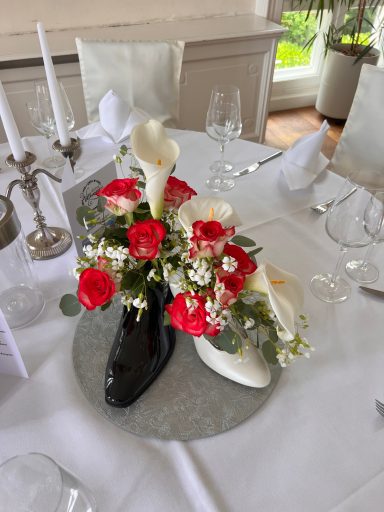 Hochzeitsgesteck mit roten Rosen und Calla in Herren Lackschuh und weißem Brautschuhe