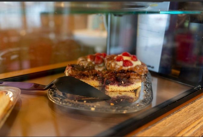 Leckerer Pflaumemkuchen und Erdbeer-Puddingteilchen in der Kuchentheke des Kunst-Cafés in Marienbaum.
